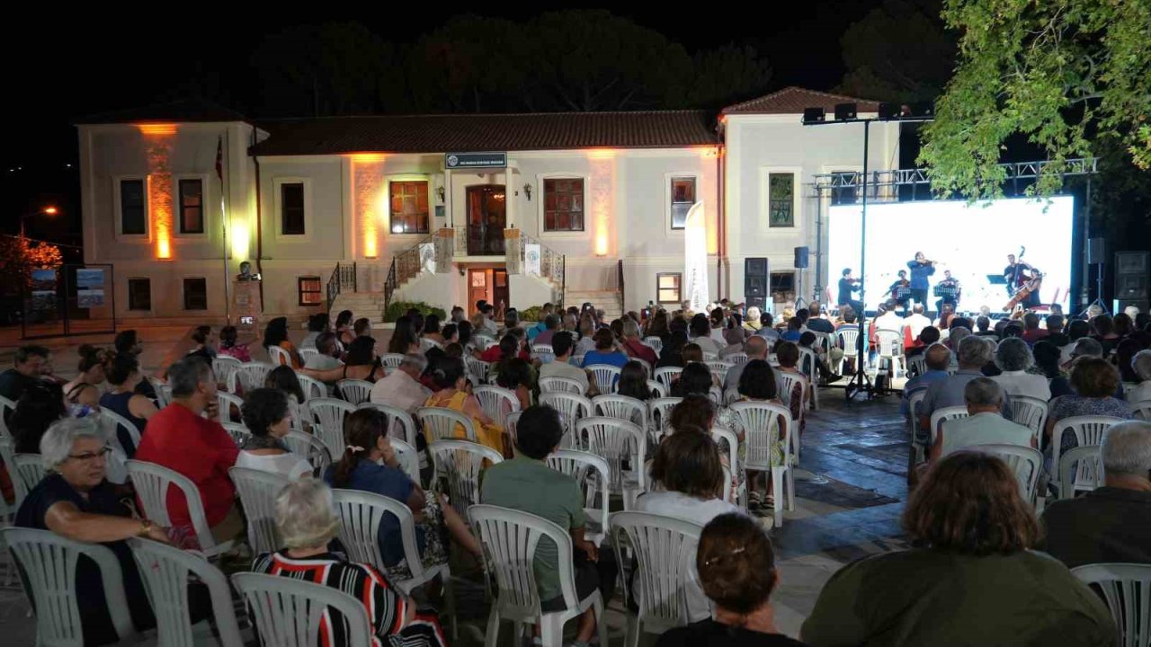 Kazdağları Eteklerinde Tarihi Köy İlkokulunda Klasik Müzik Konseri