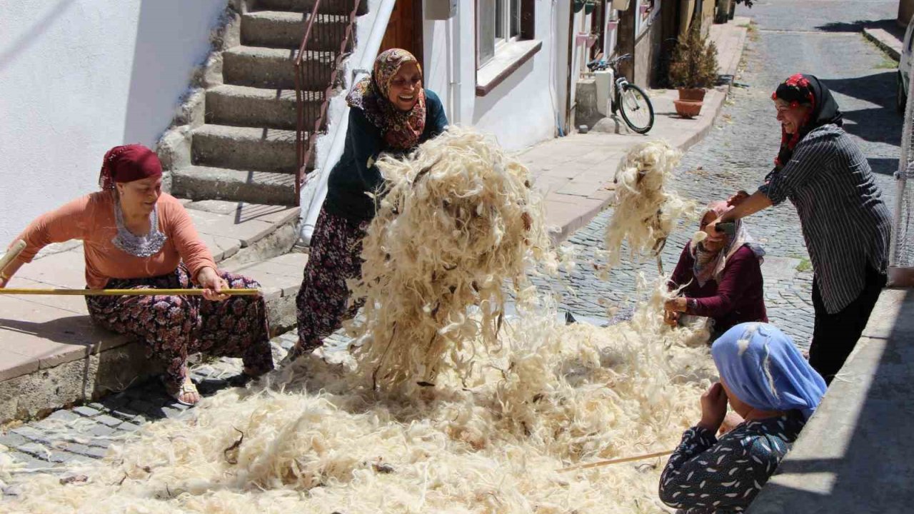 Kadın Muhtar Başlattı: Yünleri İmece Usulü Havalandırıyorlar
