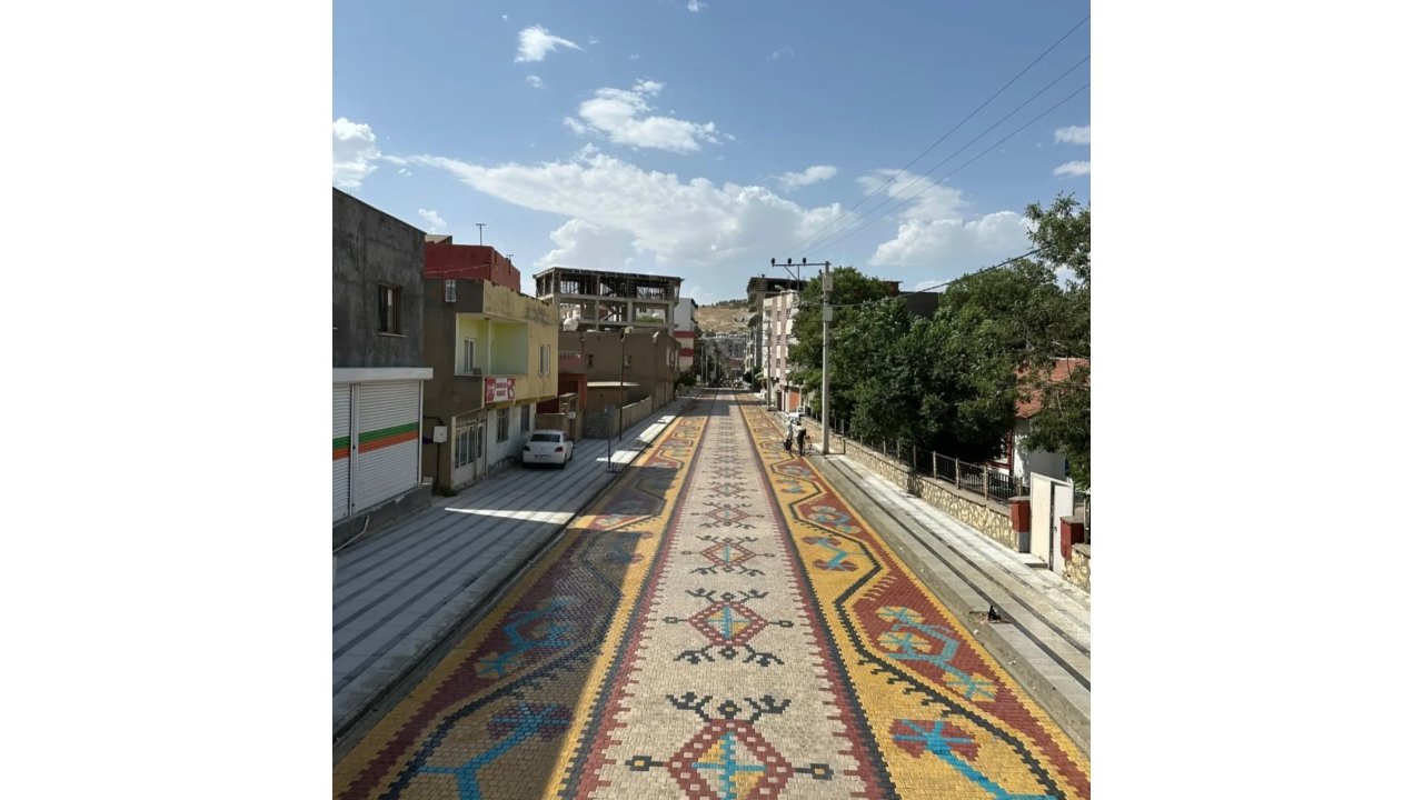 Mazıdağı’nda Halı Desenli Yol Ve Bozuk Yol Dikkat Çekiyor