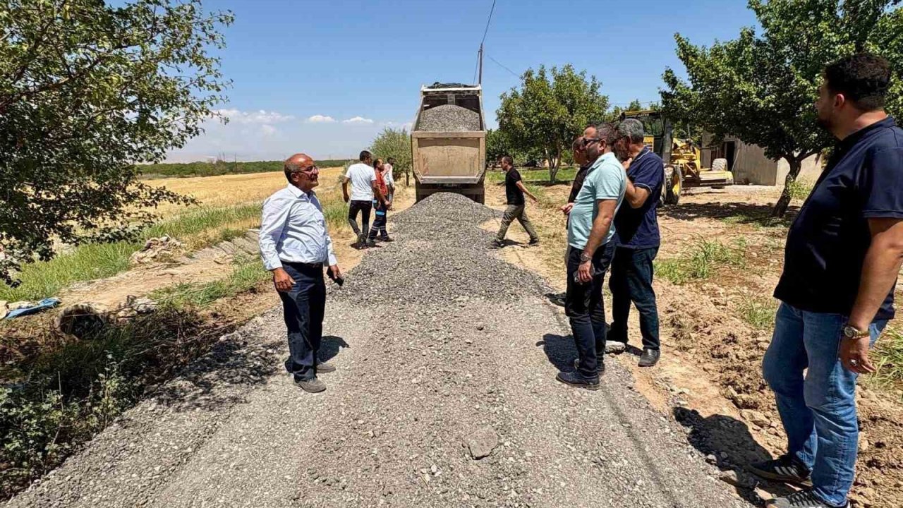 Akçadağ’da Grup Yolu Çalışmaları Devam Ediyor