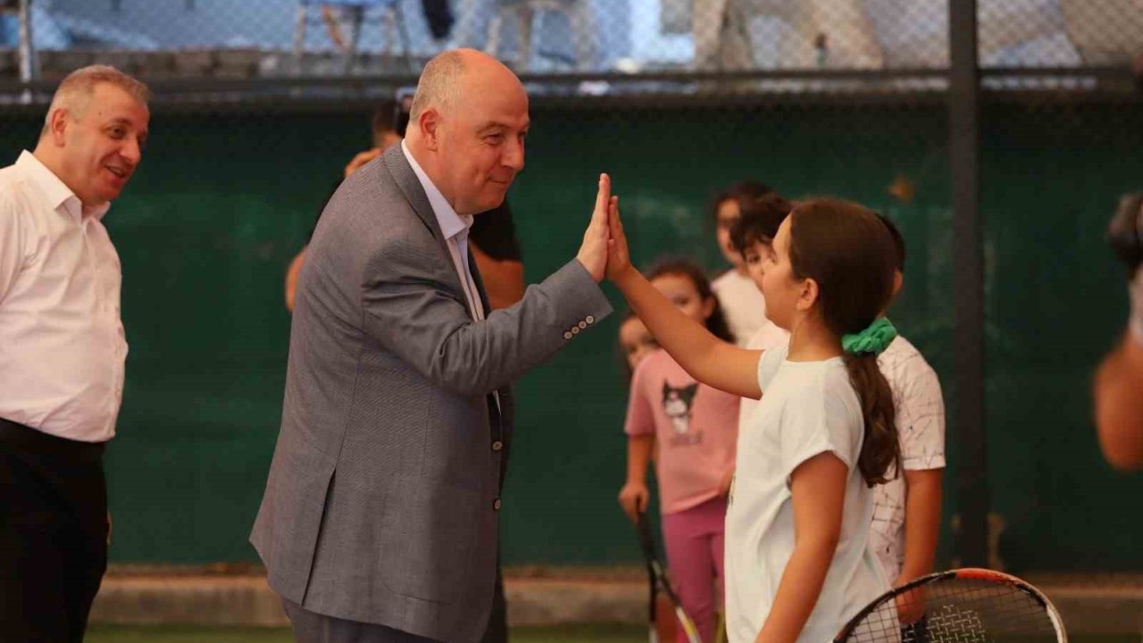 Vali Coşkun Minik Sporcularla Bir Araya Geldi