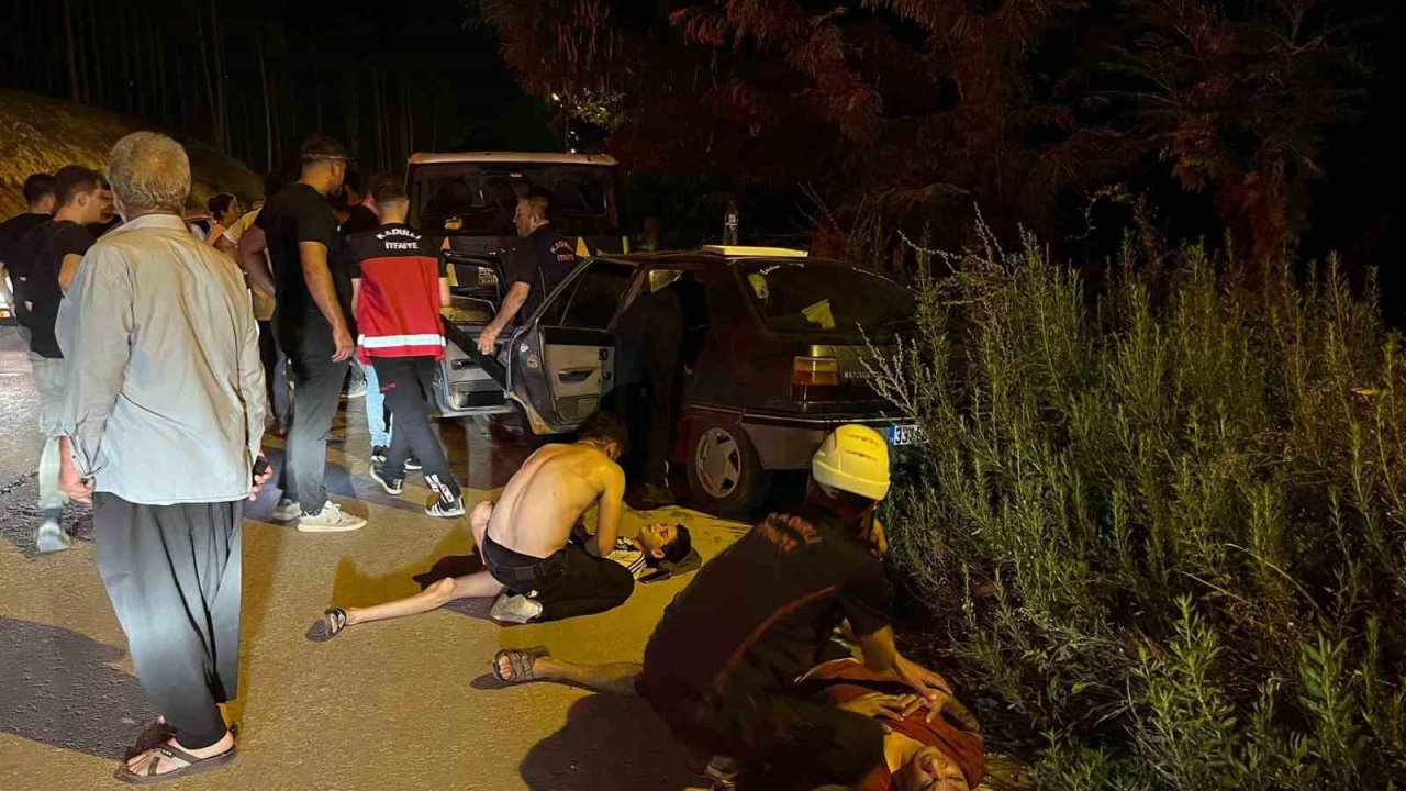 Minibüs İle Otomobil Çarpıştı: 4 Yaralı