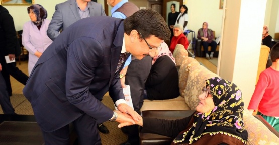 Başkan Ak’tan güngörmüş büyüklere ziyaret