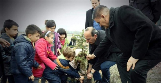 Çavdarhisar’da protokol ve öğrenciler fidan dikti