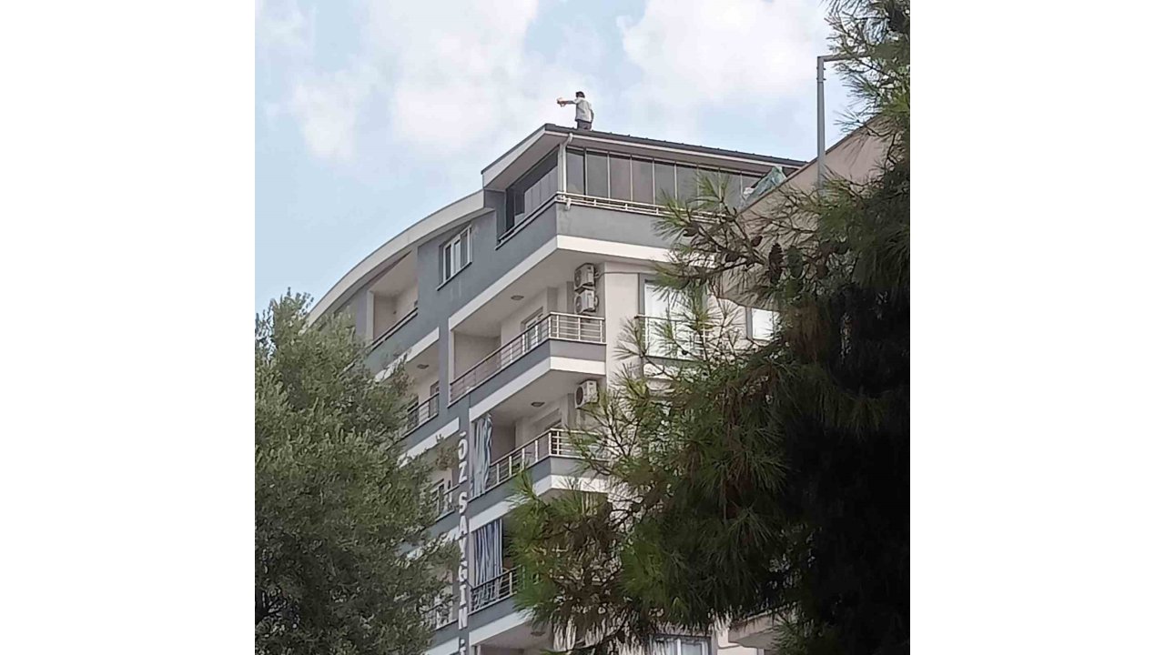 Didim’de Çatıya Çıkan Şahsı Polis İkna Etti