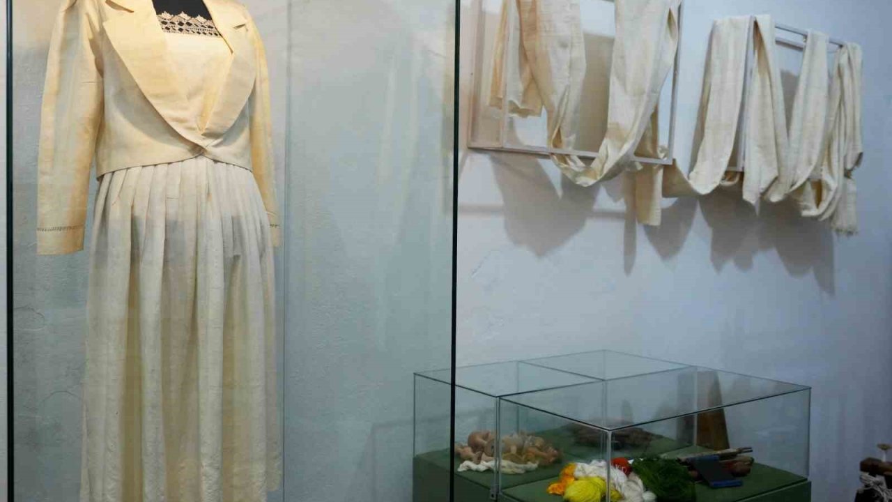 Alanya’da İpeğin İzinde Sergisi, Tarihi Bedesten’de Açıldı