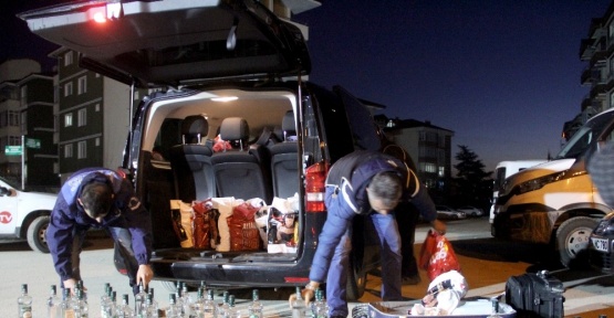 Lüks minibüsün içinden yüzlerce kaçak alkol çıktı ve sigara çıktı