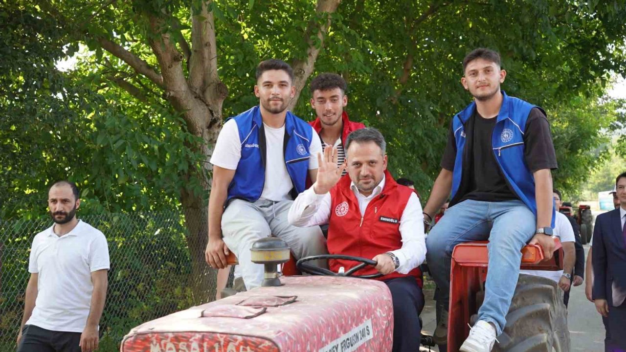 Bakan Yardımcısı Eminoğlu Traktörle Tarlaya Gidip, Gençlerle Hasat Yaptı