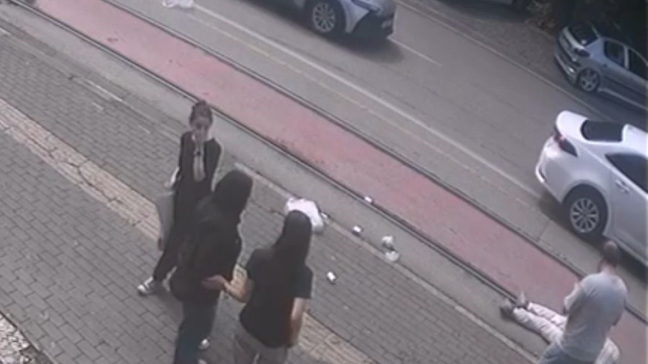 Market Alışverişinden Çıktı, Hastanelik Oldu: Kaza Anı Kamerada