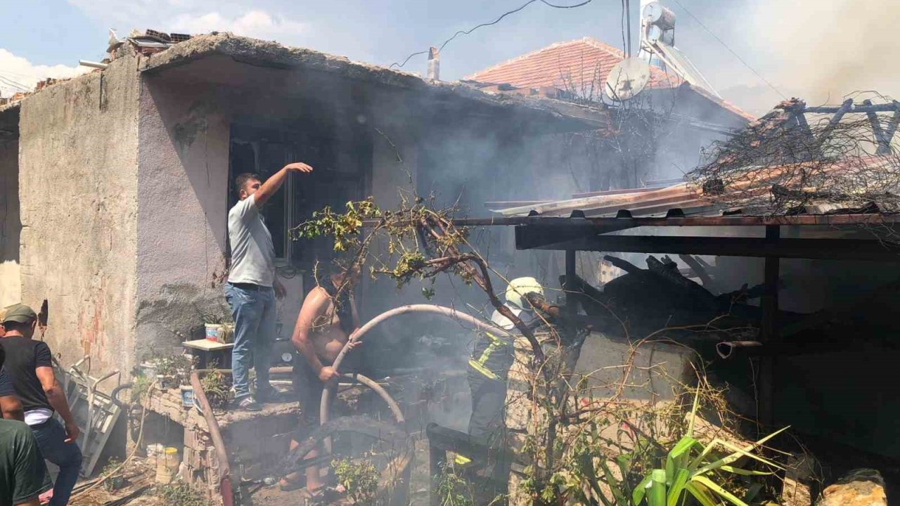 Burdur’da Ahırda Çıkan Yangın Eve Sıçradı: 6 Kişi Dumandan Etkilendi