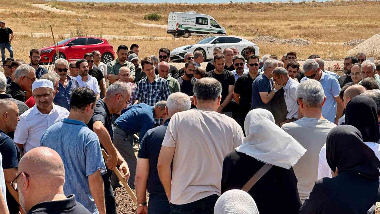 Otel Havuzunda Boğulan 9 Yaşındaki Çocuk Eskişehir’de Toprağa Verildi