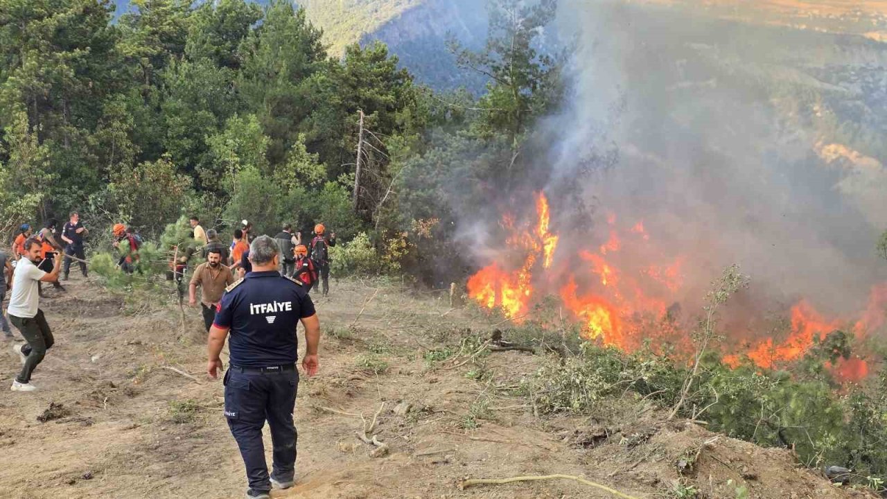 Karabük’teki Orman Yangınını Söndürme Çalışmaları Devam Ediyor