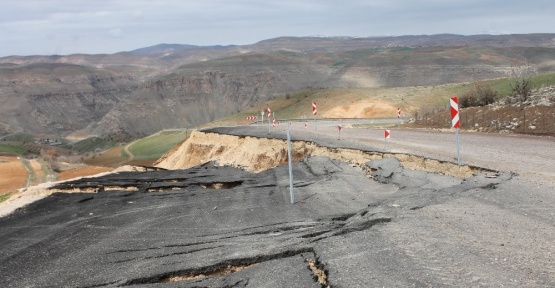 Siirt’te asfalt yol heyelan sebebiyle çöktü