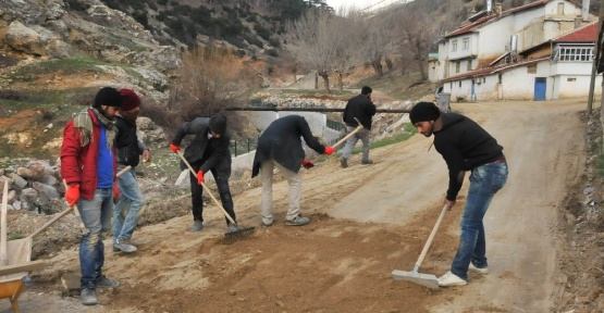 Akşehir Belediyesi kilitli taş çalışmalarını sürdürüyor