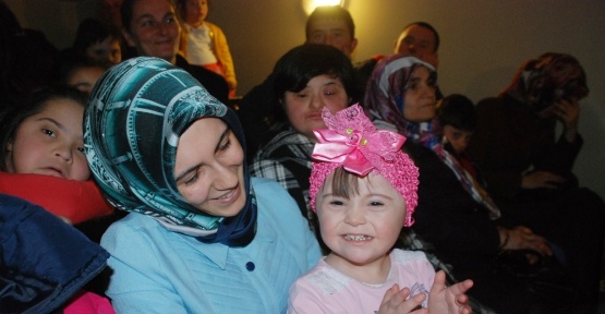 Down sendromlu çocuklara Karagöz-Hacivat gösterisi