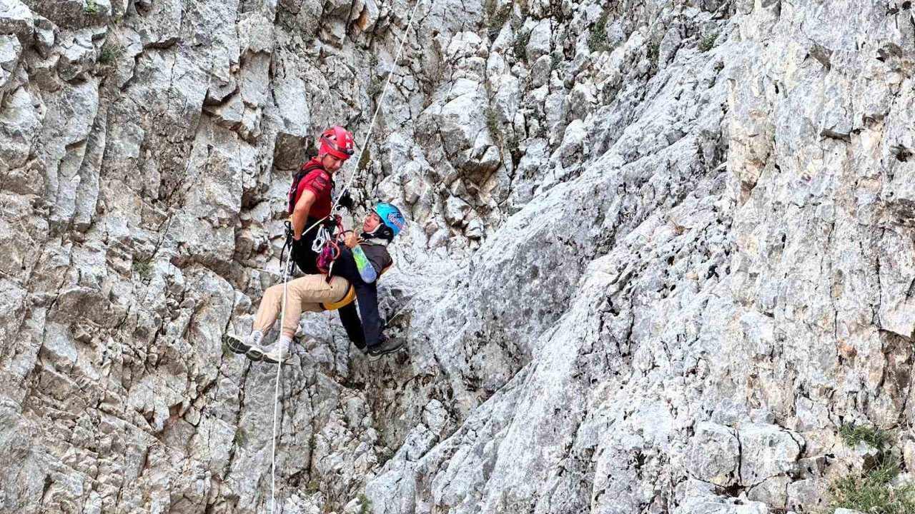Fethiye’de Kayalık Alana Sert İnen Paraşütçü Ve Yolcusu Kurtarıldı