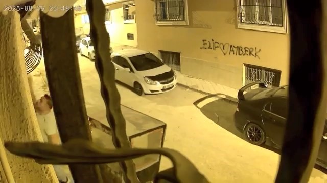 Hırsızlık Yapmaya Kalıştı, Alarmın Çalmasıyla Böyle Kaçtı