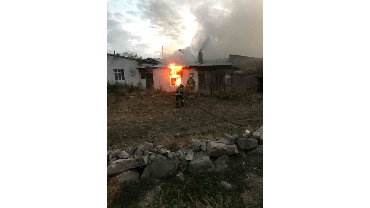 Kars’ta Ev Yangını Kısa Sürede Söndürüldü
