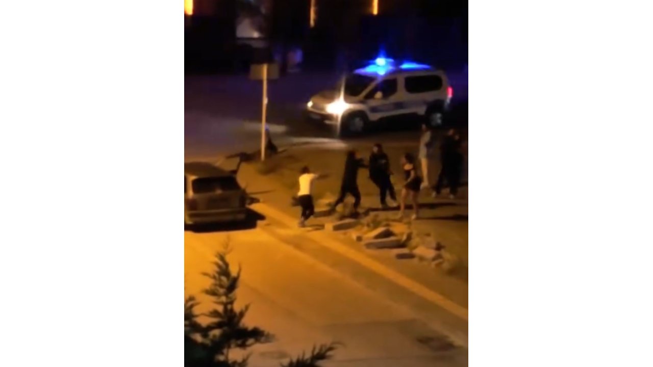 Bursa’da Gençler Arasında Kavga: Cadde Boks Ringine Döndü