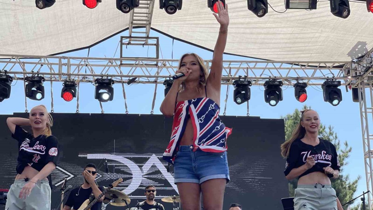 Osmaniye Zorkun Çocuk Şenliği’nde Demet Akalın Rüzgarı