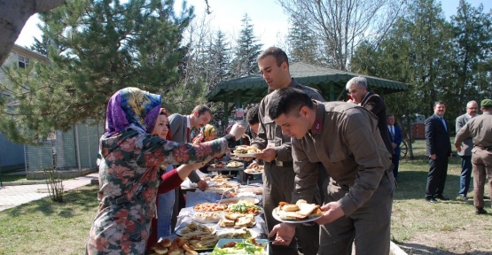 Asker ocağında anne sıcaklığını yaşattılar