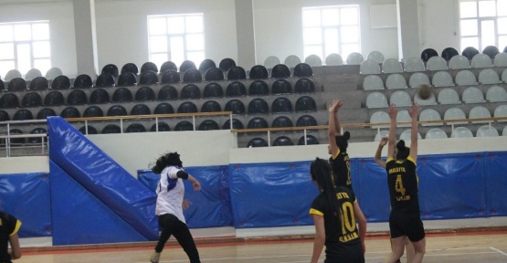 Necatibey Ortaokulu hentbolda derece elde etti