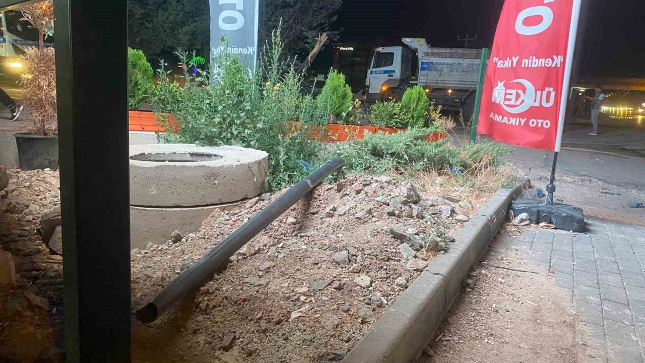 Ankara’da Kontrolden Çıkan Otomobil Oto Yıkamacıya Uçtu: 3 Yaralı