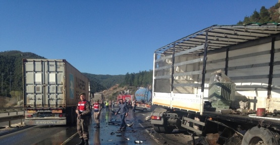 Osmaneli’de 2 tır çarpıştı