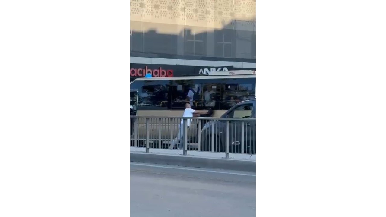 Minibüs Şoförü Yola Atladı, Korna Çalan Sürücüyü Tekme Tokat Dövdü