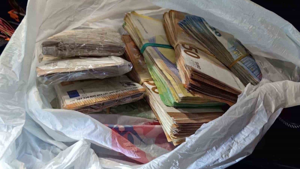 Koltuk Ve Gösterge Paneline Gizlediği 55 Bin Euro İle Yakalandı