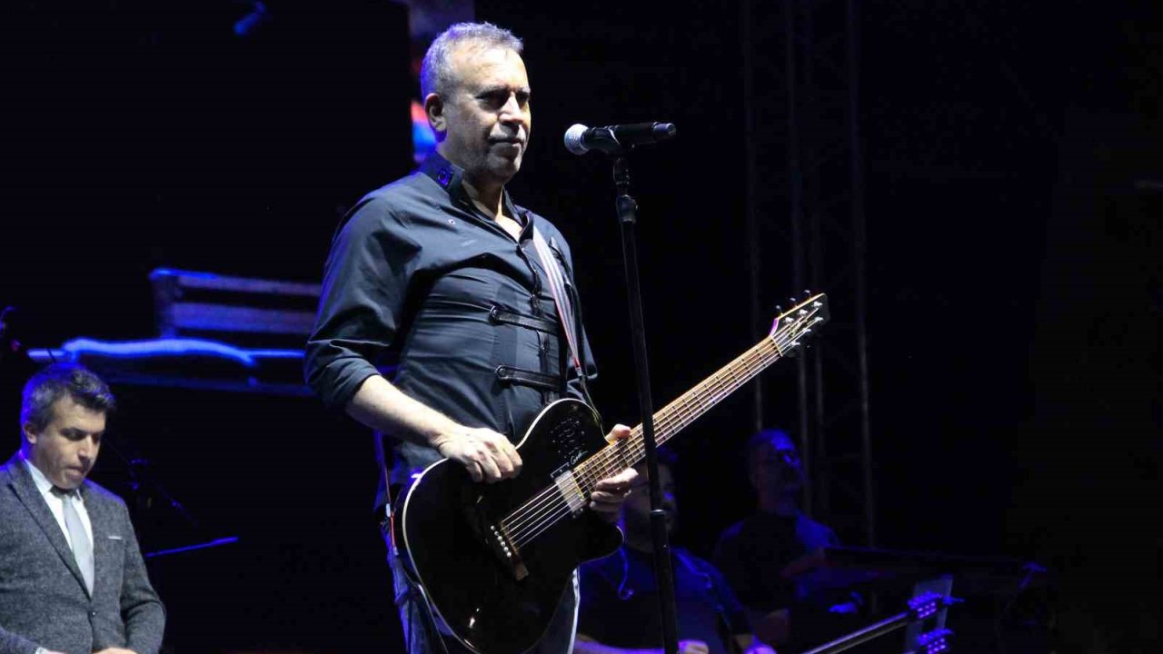 Çorum’da Haluk Levent Ve Zara Rüzgarı Esti