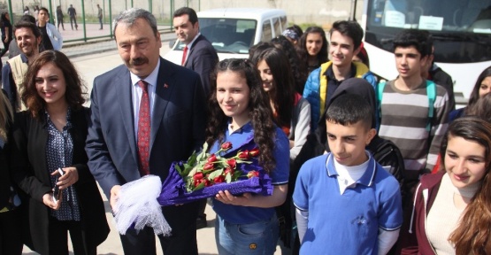 Öğrenciler emniyet müdüründen imza istedi