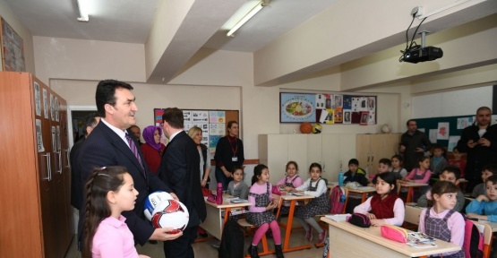 Dündar’dan seçim vaatlerini yerine getiremeyen 9 yaşındaki okul başkanına destek