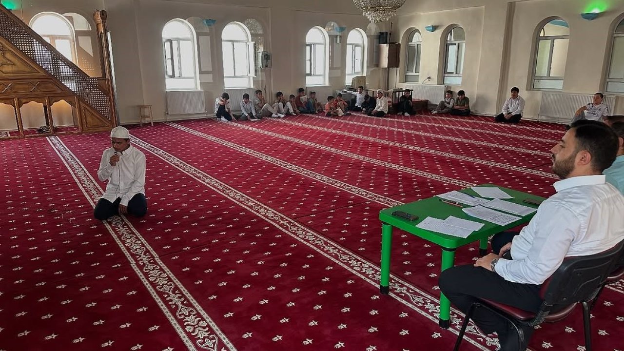 Gürpınar İlçesinde Yaz Kur’an Kurslarında Çifte Yarışma Heyecanı