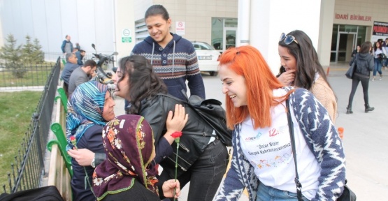 ’Umuda Yolculuk’ üyeleri yaşlılara karanfil dağıttılar