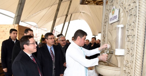 İkram çeşmesinden her gün 750 kişi sıcak çorba içiyor