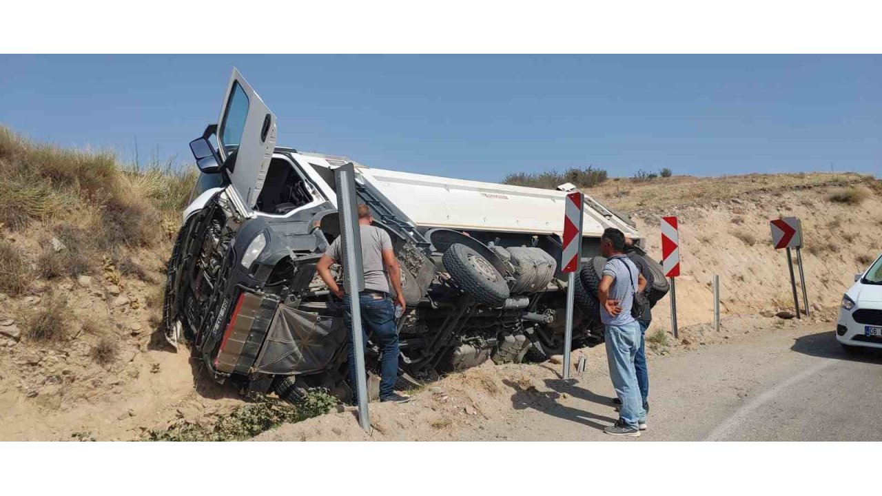 Ankara’da Kontrolden Çıkan Kamyon Devrildi: 1 Yaralı