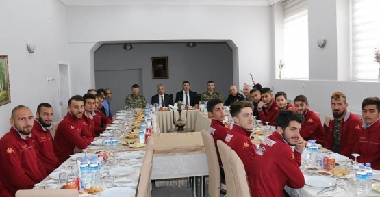 Vali Toprak, Hakkarisporlu futbolcularla bir araya geldi