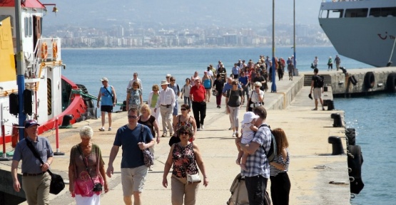 Yılın ilk yolcu gemisi Alanya Limanı’na yanaştı