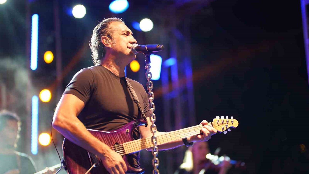 Anadolu Rock Müziğinin Sevilen İsmi Kıraç, Erzincan’da Konser Verdi