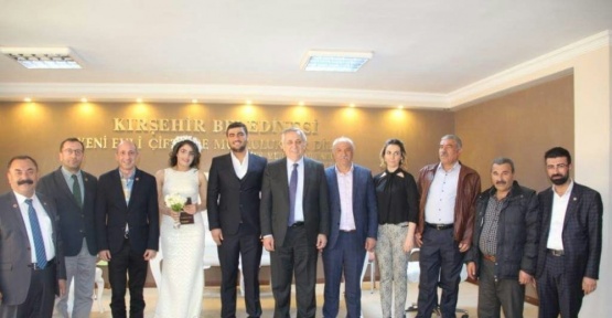 CHP Genel Başkan Yardımcısı Hakkı Süha Okay CHP Merkez İlçe Sekreterinin kardeşinin nikâhına şahitlik yaptı