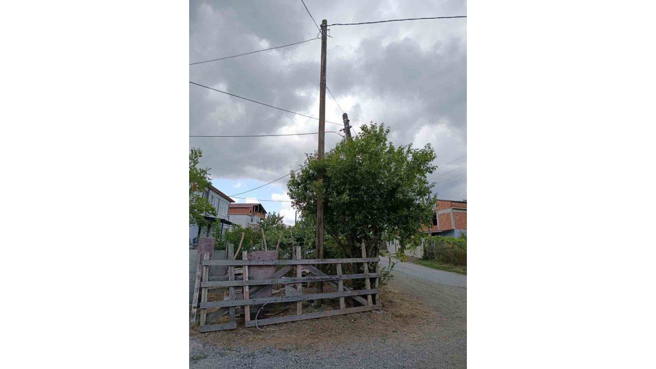 Eğik Duran Elektrik Direği Düzeltildi