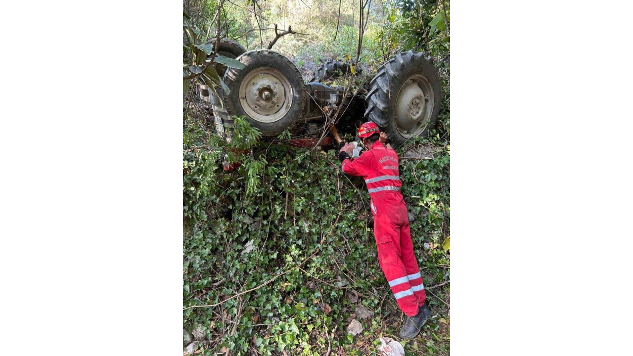 Ters Dönen Traktörün Altında Sıkışan Sürücü Yaralandı