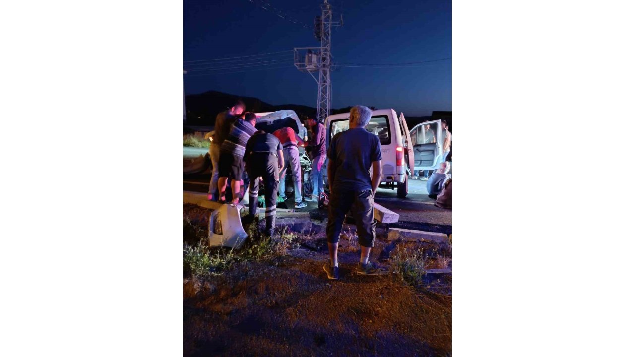 Şarkikaraağaç’ta Hafif Ticari Araç İle Otomobil Çarpıştı: 5 Yaralı