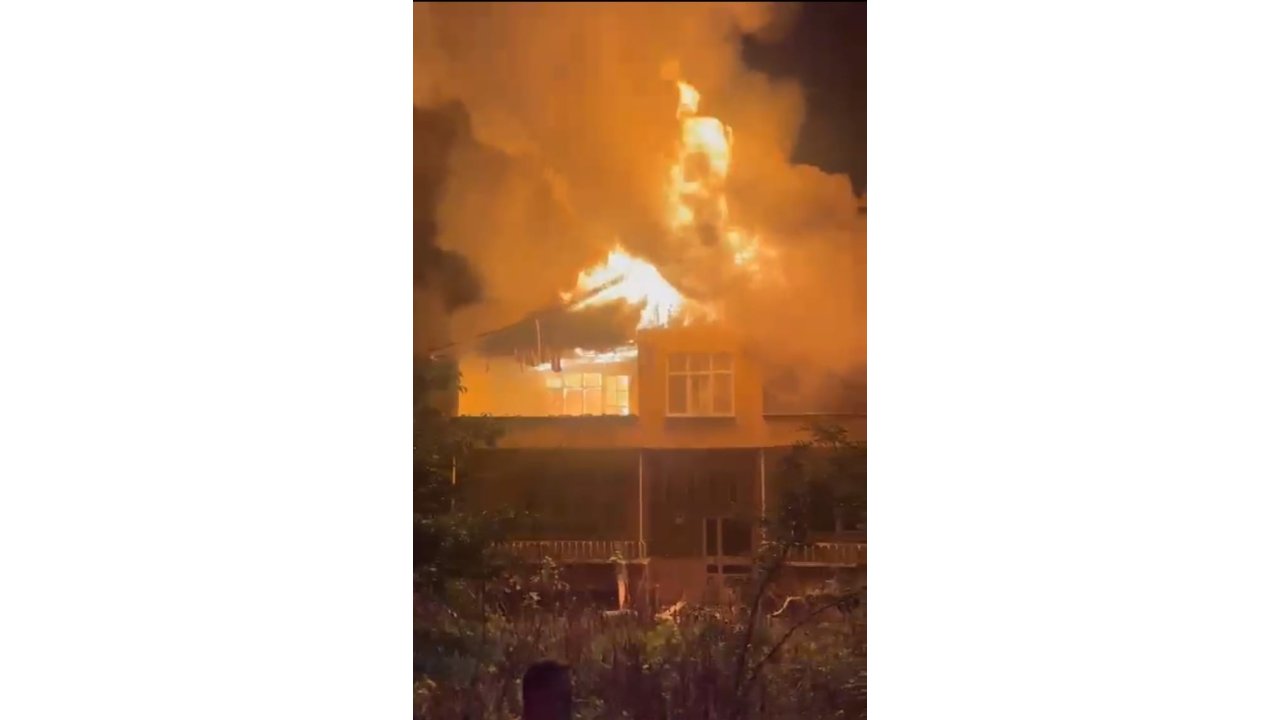 Samsun-ordu Yolu Kenarında Korkutan Yangın: 2 Katlı Ev Alevlere Teslim Oldu