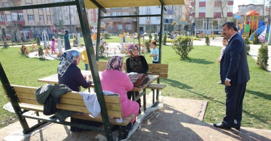 Başkan Karabacak, parkları dolduran vatandaşlarla sohbet etti