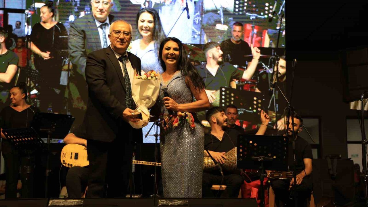 Çamelili Vatandaşlar Ayşe Dinçer İle Coşku Dolu Bir Konser Yaşadı