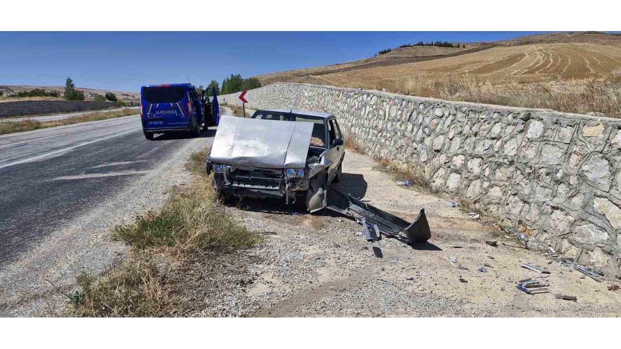 Kontrolden Çıkan Fiat Tofaş Otomobil Duvara Çarptı: 2 Yaralı