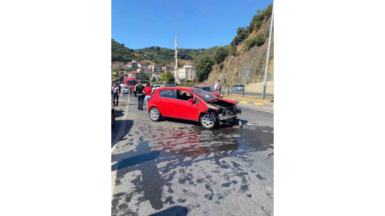 Zonguldak’ta Zincirleme Trafik Kazasında 5 Araç Birbirine Girdi