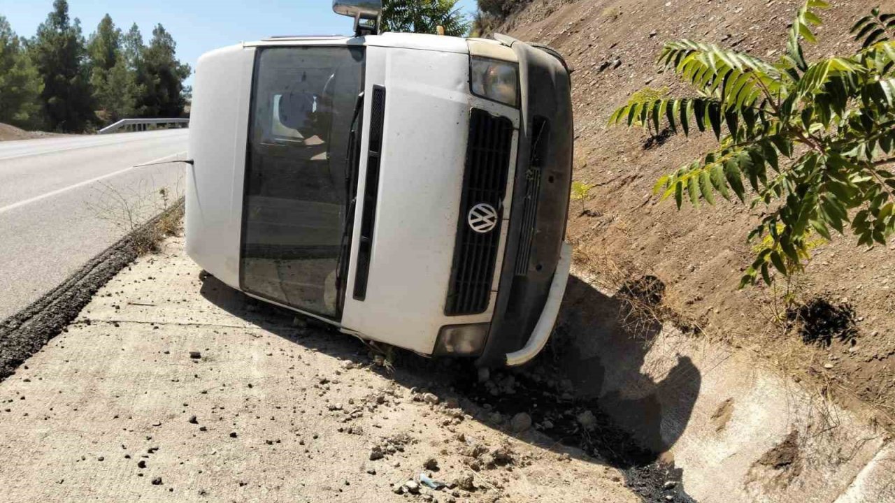 Viraja Hızlı Giren Minibüs Şarampole Devrildi: 1 Yaralı